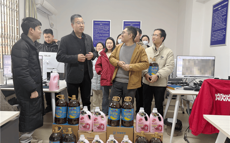 ��ϵְ��������ů���ġ�����湫˾��չ2025��ȡ�˫�ڡ�����ů�˶�