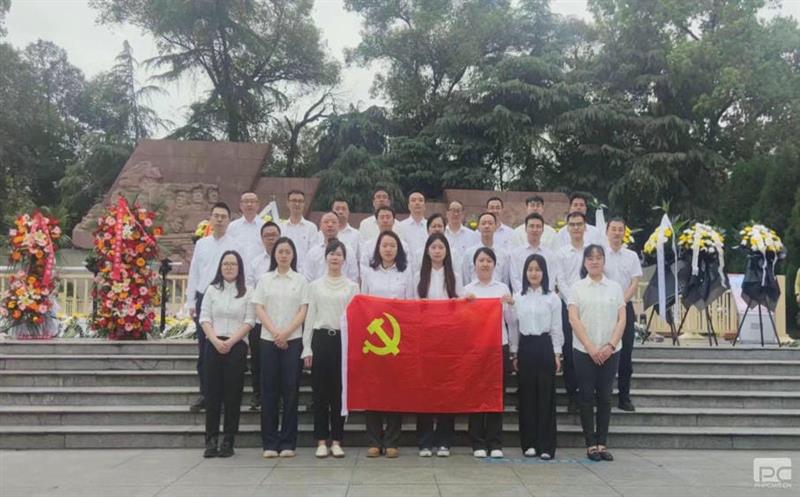 �츮��Ͷ��֯��չ��˼��������� ����Ӣ�Ҿ������⵳���˶�