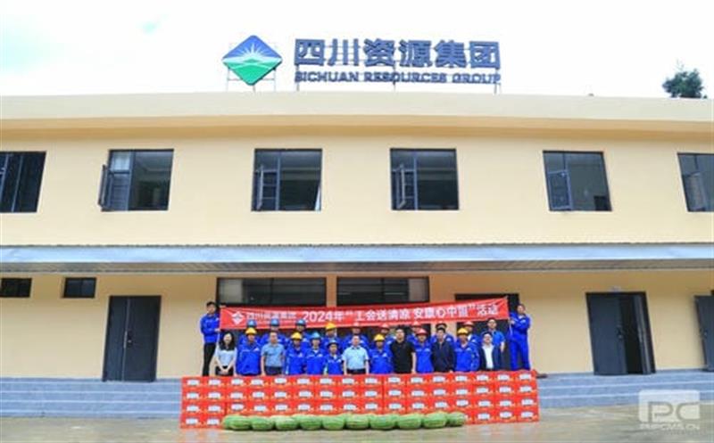 �����򵼸���½�ۿ�ɽ�������Ķ�ʮ������ȫ�ᾫ�񲢼��ο��